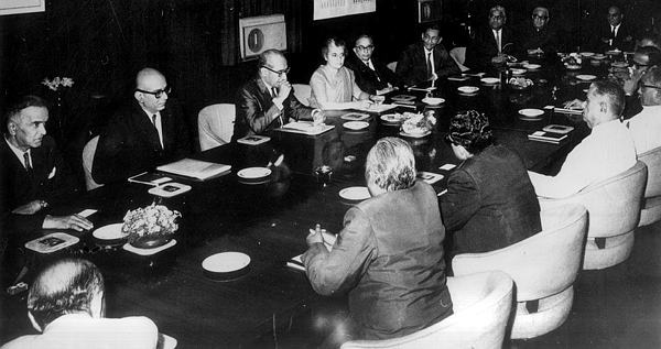 Indira Gandhi with SBI employees, 1970
