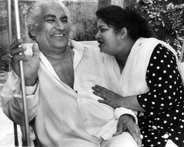 कोरियोग्राफर सरोज खान अपने पति के साथ।