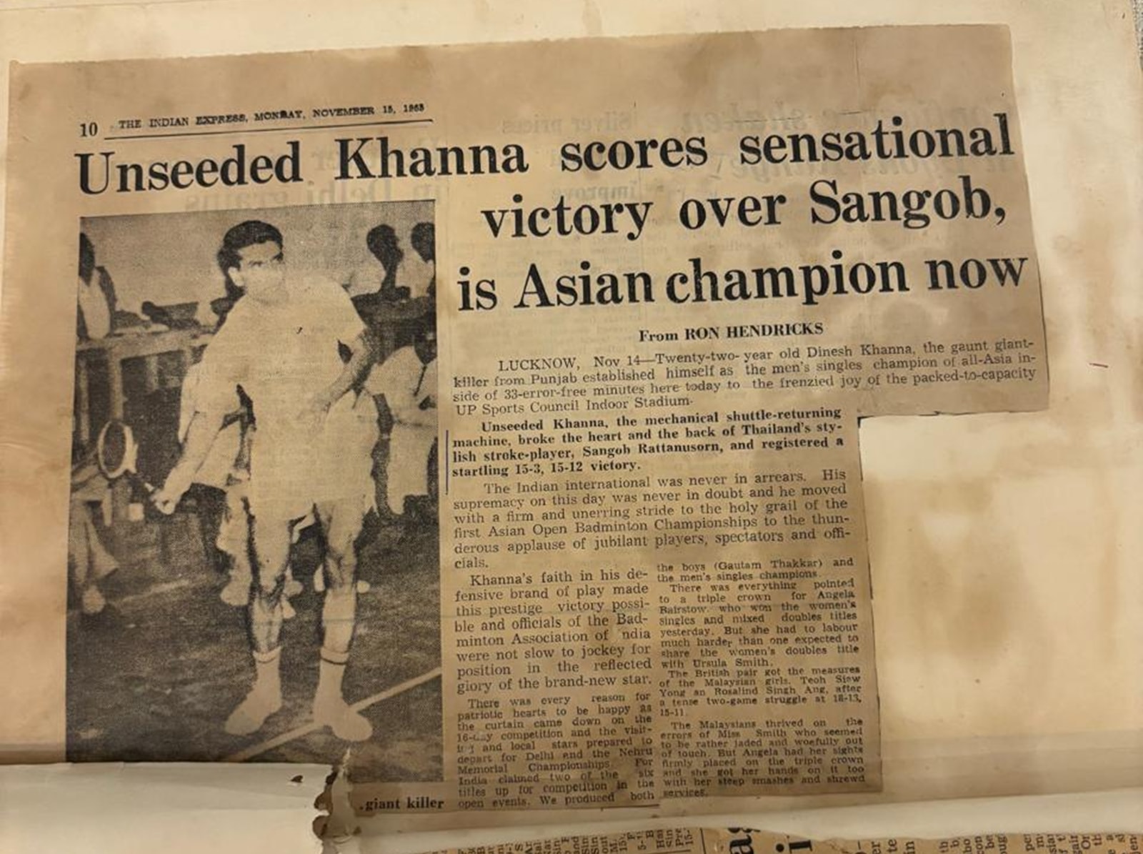 Indian Express coverage of the 1965 title by renowned Ron Hendricks .The press gallery was just behind the base line where Khanna was testing shuttles.