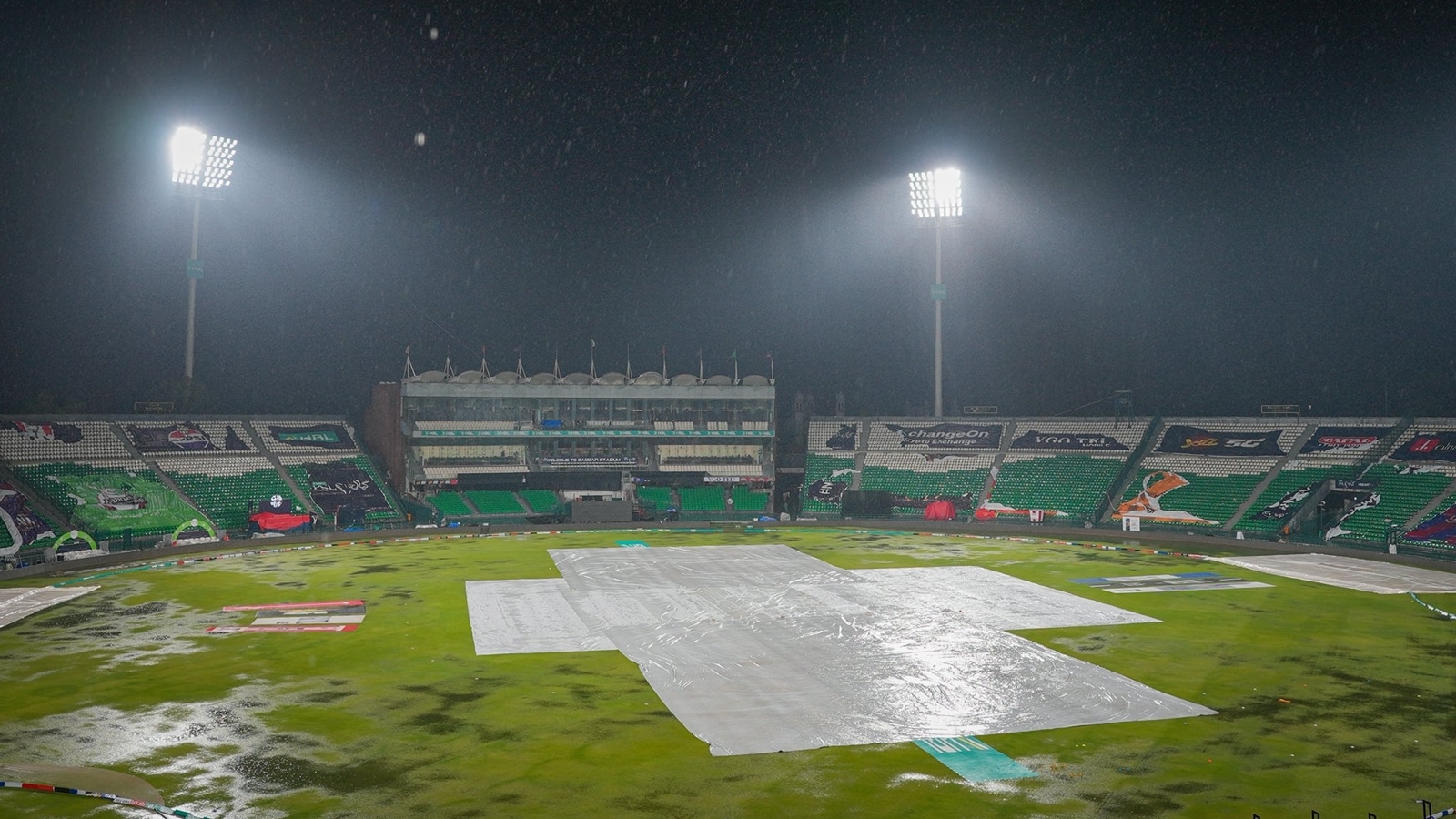 Rain had stopped but the outfield stayed waterlogged. (PSL Photo)