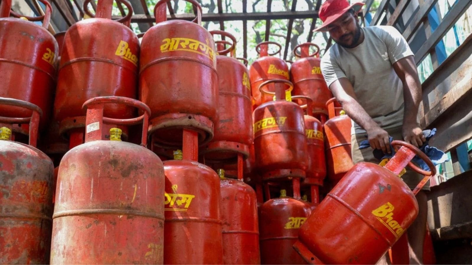 ‘Can’t afford to cook anymore’: As LPG crisis continues, migrants in Pune take train back home