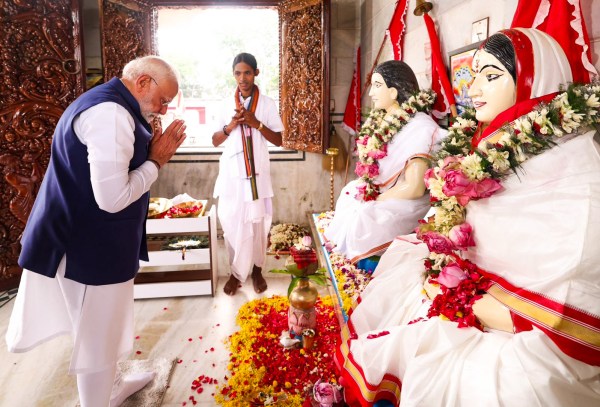 North 24 Parganas, Apr 26 (ANI): Prime Minister Narendra Modi offers prayers to the ideals of Sri Sri Harichand Thakur Ji and Sri Sri Guruchand Thakur Ji at Matua Thakur Temple in Thakurnagar before his poll rally in the area, in North 24 Parganas on Sunday. (@narendramodi X/ANI Photo)