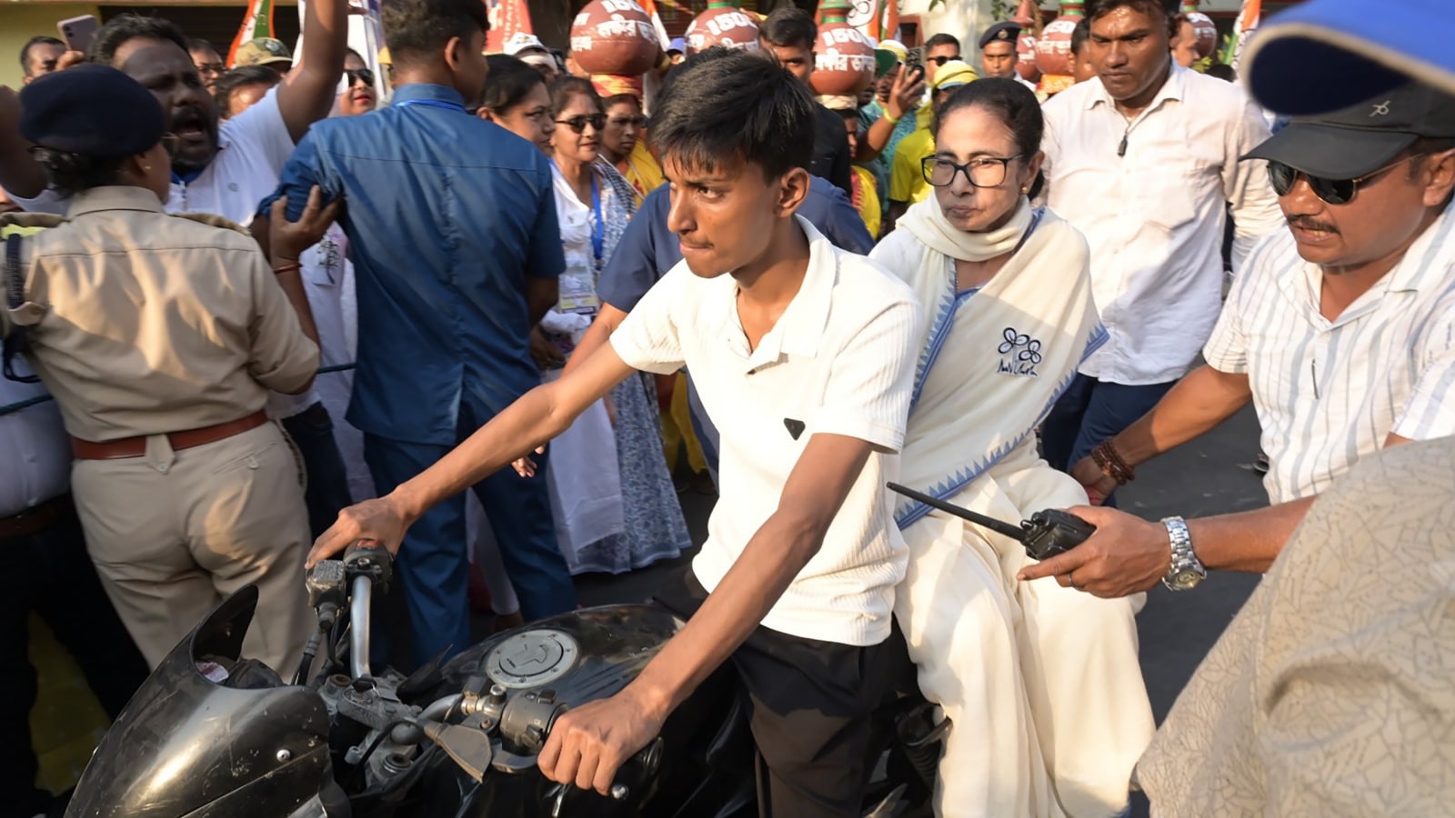 Fuming Mamata leaves the stage amidst ‘chor’ slogans from BJP rally in Bhabanipur