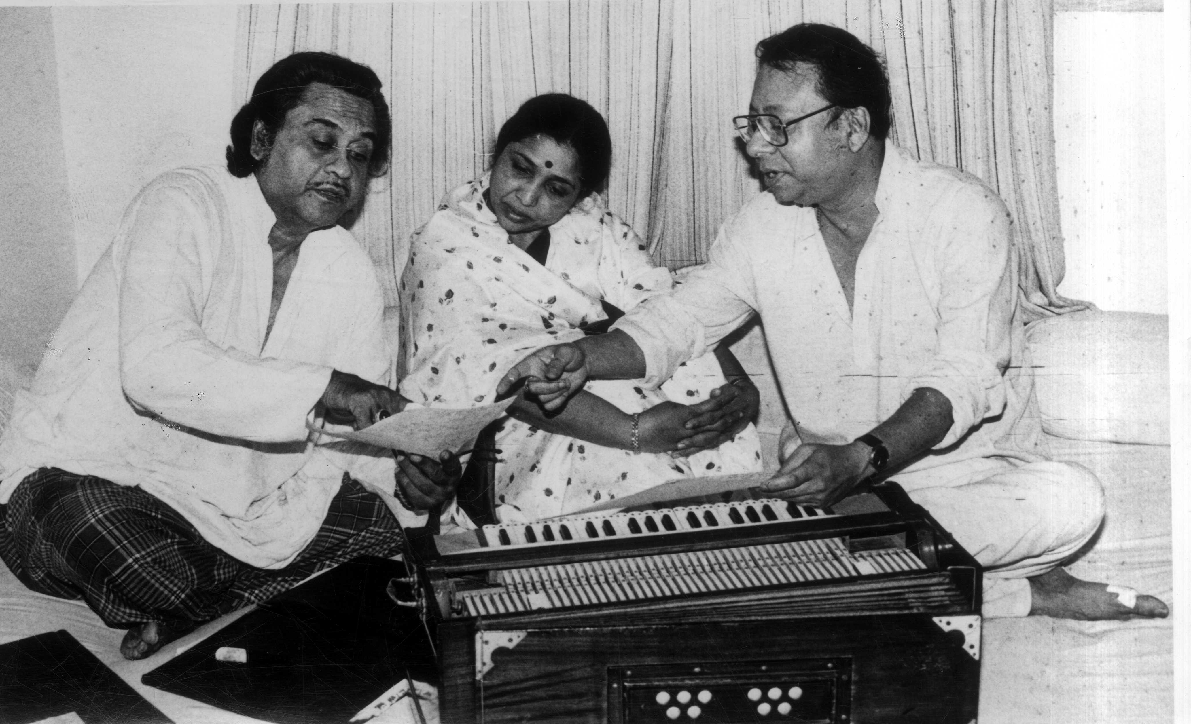 बहुमुखी प्रतिभा और गहराई की रानी आशा ताई को श्रद्धांजलि अर्पित की गई