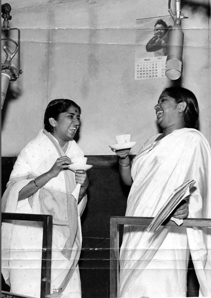 बहुमुखी प्रतिभा और गहराई की रानी आशा ताई को श्रद्धांजलि अर्पित की गई