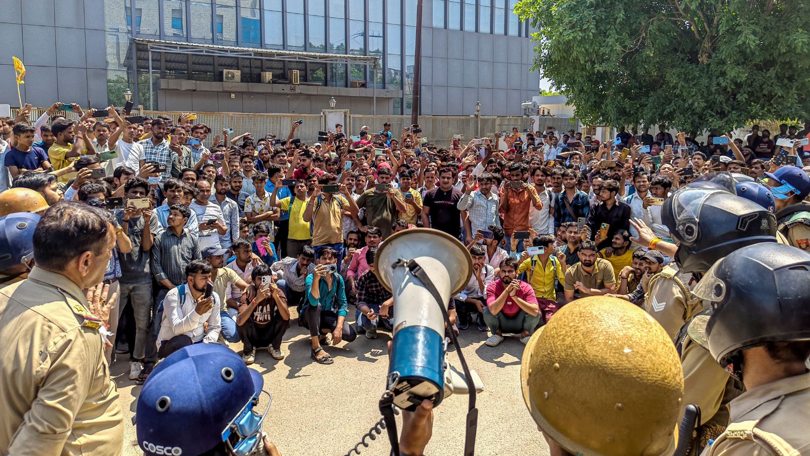 Noida Labour Protest News Today Live Updates: Noida Link Road from Chilla Border completely blocked, use DND, says police