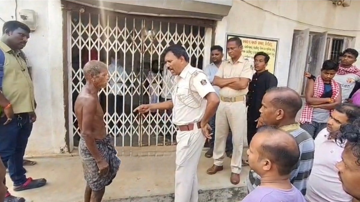 Bank denies him dead sister's savings, Odisha man lands up at branch with  her skeletal remains | India News - The Indian Express