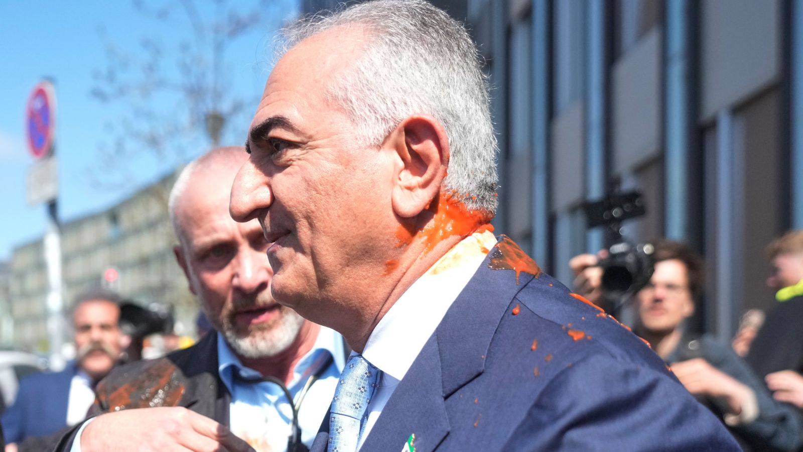 Video: Exiled Iranian crown prince splattered with red liquid in Berlin after slashing US-Iran truce