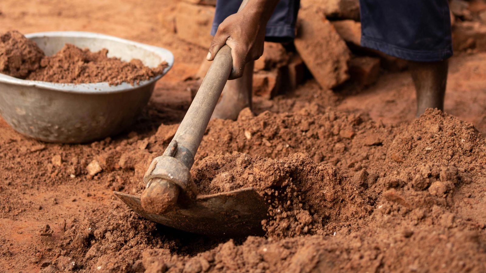 Bank’s “awareness” reply after man carries sister’s skeleton to withdraw 19,300