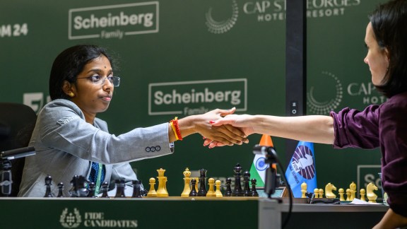 Vaishali found her winning idea with less than a minute to go in time control. (Michal Walusza/FIDE)