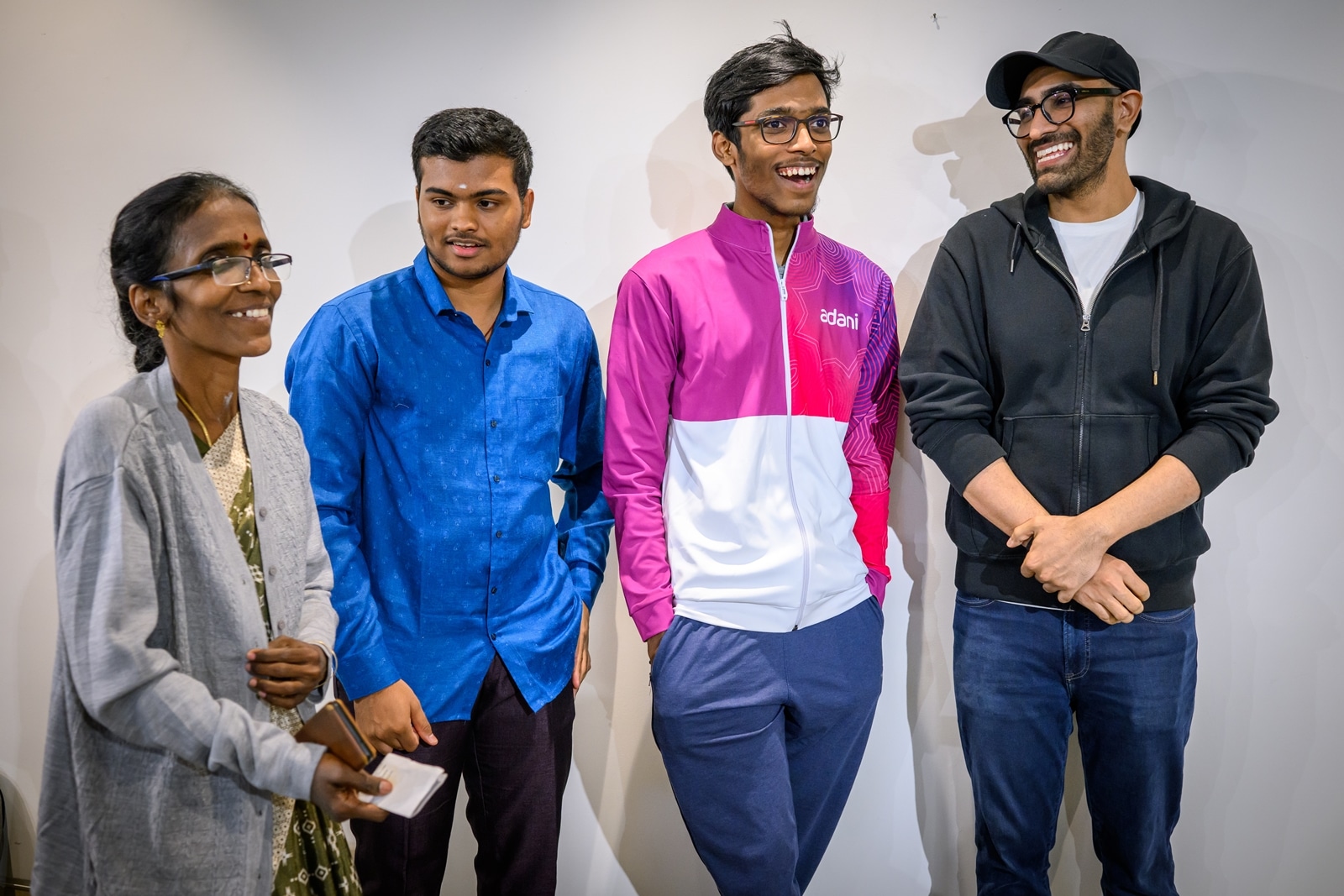 பிரணேஷ் (இடமிருந்து இரண்டாவது), வைஷாலி வெளிப்படுத்துவார், இது விளையாட்டின் மிகவும் அழுத்தமான சூழலில் நல்ல அதிர்வுகள் மற்றும் சிரிப்புகளின் ஆதாரமாக இருந்தது. (Michal Walusza/FIDE புகைப்படம்)