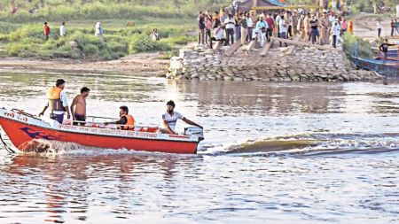 Rescue operations in full swing in the Yamuna after a boat capsized with over 30 passengers on April 10 (File photo)