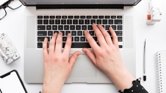 Mastering simple keyboard shortcuts can help users work faster, reduce effort, and boost everyday productivity. (Image: freepik)