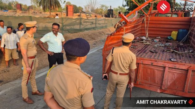 District officials and police personnel were present at the site to coordinate rescue operations