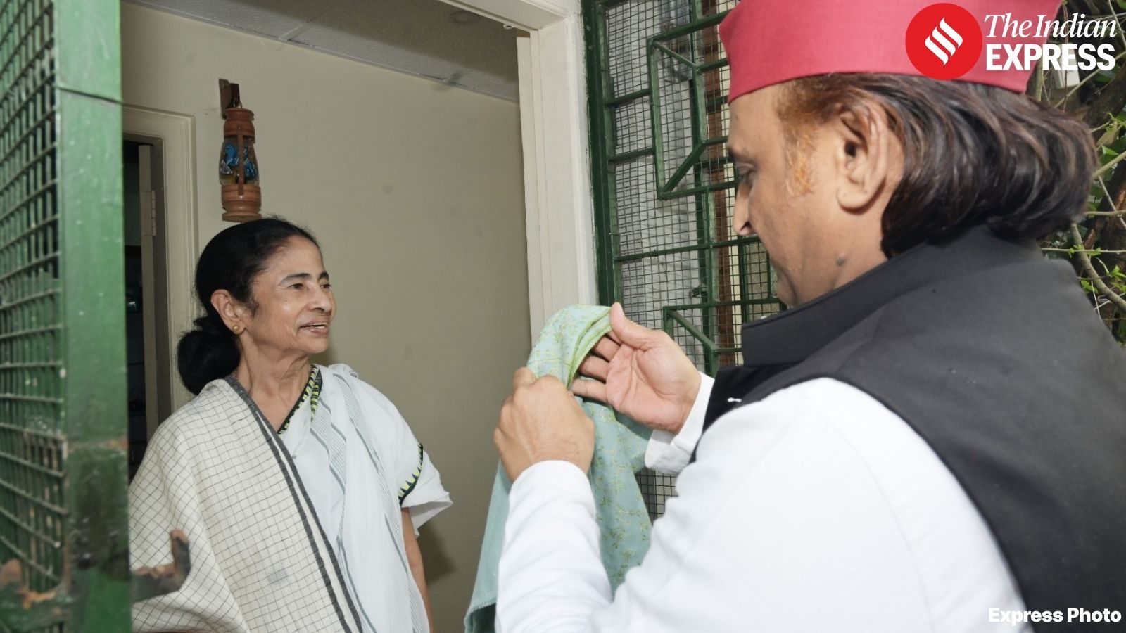 Didi is a fighter, I stand by her: Akhilesh visits Mamata’s Kalighat home