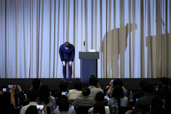 South Korea's Shinsegae Group Chairman, Chung Yong-jin bows while making a public apology over Starbucks' "Tank Day" campaign, which was launched on the same day as the anniversary of the May 18 Gwangju uprising, in Seoul,  (REUTERS)