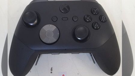 One of the biggest visible changes is the addition of two new scroll wheel-style controls positioned near the bottom of the controller. (Image: X/KoreanXboxnews)