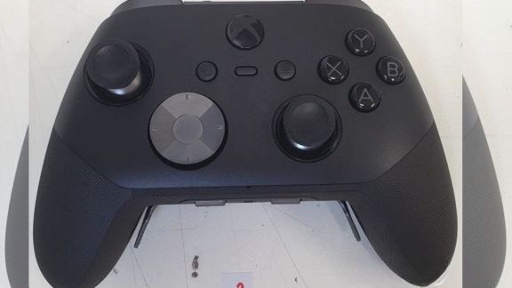 One of the biggest visible changes is the addition of two new scroll wheel-style controls positioned near the bottom of the controller. (Image: X/KoreanXboxnews)
