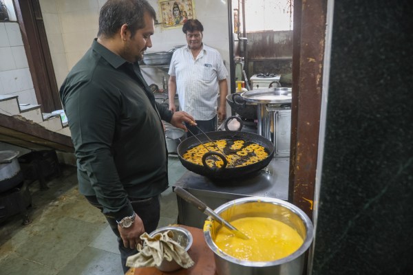 Bharat Magumal Jagwani with his son Kunal (in black shirt) make fresh jalebis at Satu's in Chembur. 