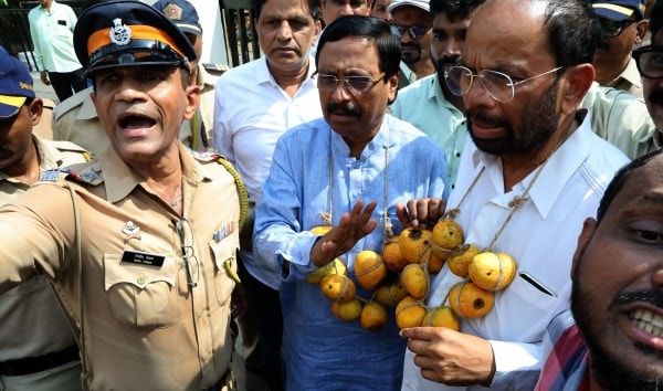 The protest, known as the "Chalo Mumbai" march, aims to address the severe financial hardships faced by growers in districts like Sindhudurg, Ratnagiri, and Raigad. 