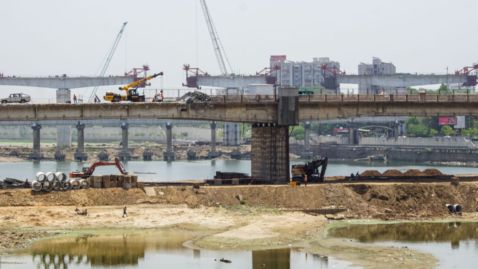 Dry Sabarmati river in Ahmedabad helps expedite barrage-cum-bridge works