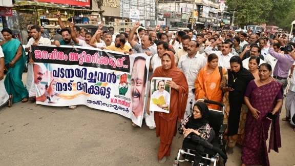 V D Satheesan, workers rally behind V D Satheesan, Kerala Chief Minister, K C Venugopal, Kerala Congress, Congress faces Kerala CM headache, Congress faces Kerala Chief Minister headache, Indian express news, current affairs