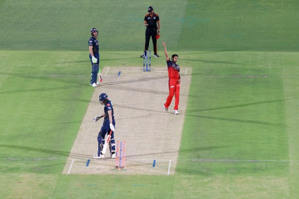 Bhuvneshwar celebrates after cleaning up Shubman Gill in the Qualifier 1 match. (CREIMAS)