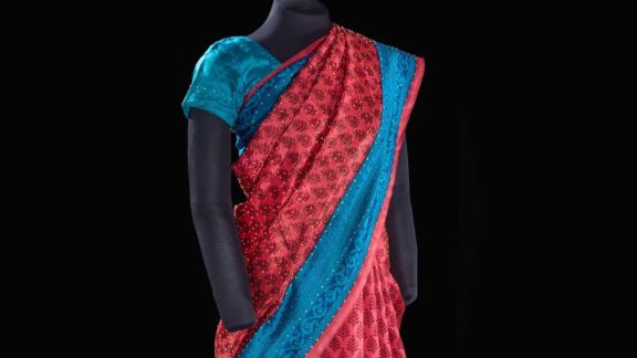 The viral post featured a mannequin draped in a striking blue-red saree