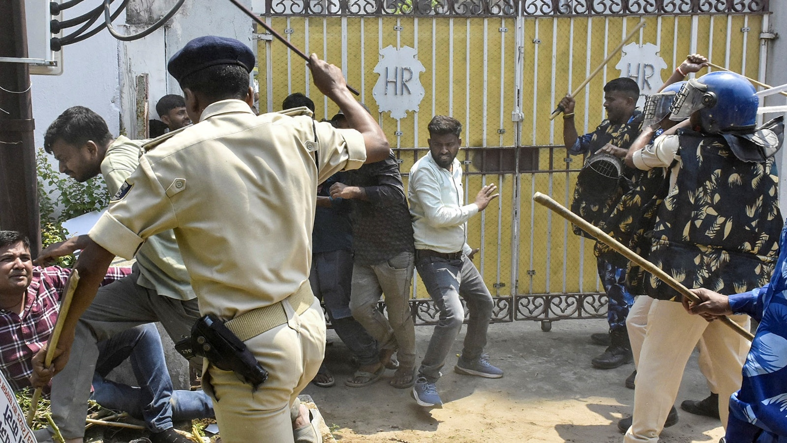 Police lathicharge protesting teaching job aspirants in Patna; Opp targets govt