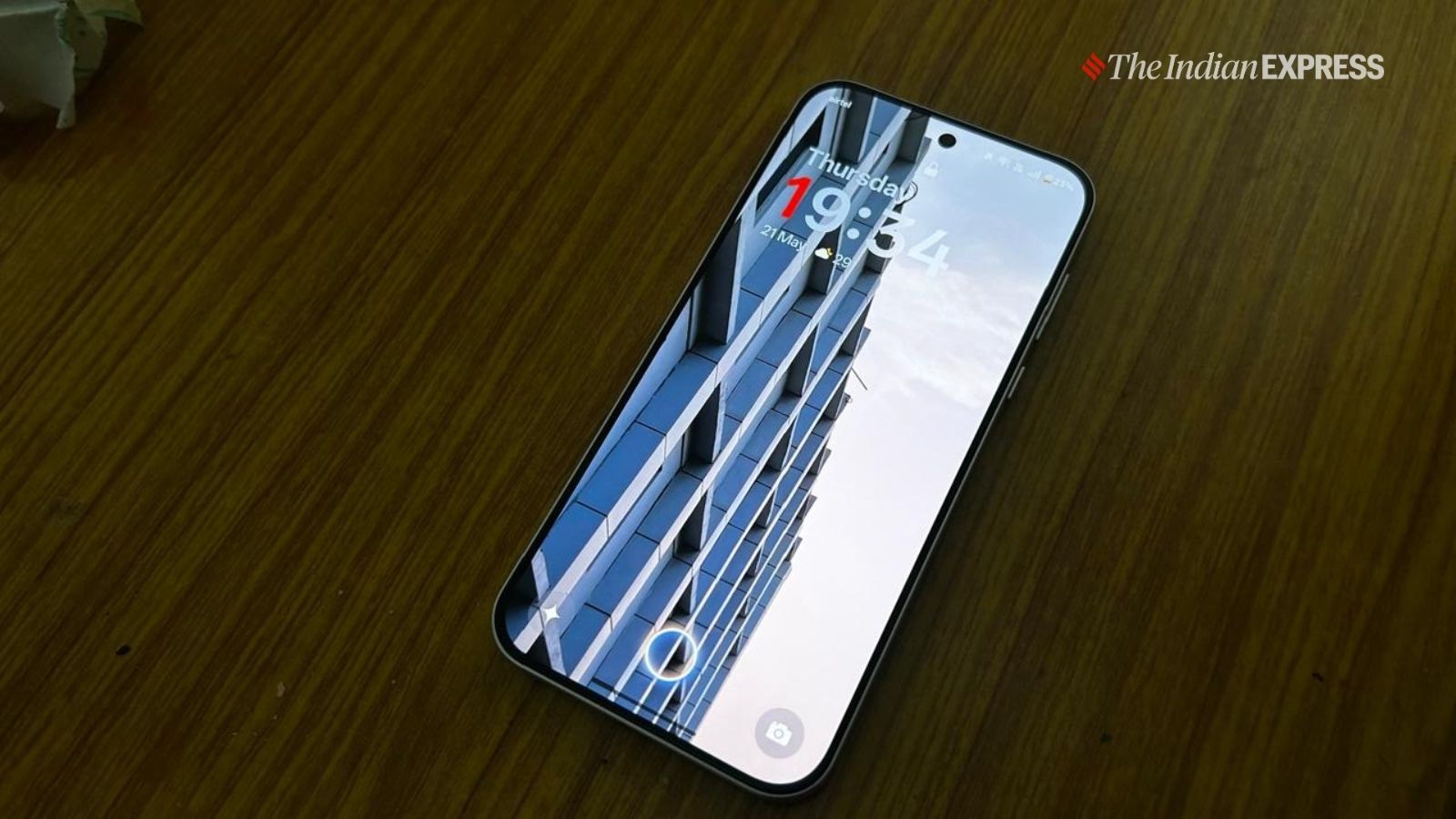 144Hz रिफ्रेश रेट और स्लिम बेज़ेल्स के साथ, वनप्लस नोर्ड CE 6 एक तरल और इमर्सिव व्यूइंग अनुभव प्रदान करता है। (छवि: द इंडियन एक्सप्रेस/अजय हांजे)