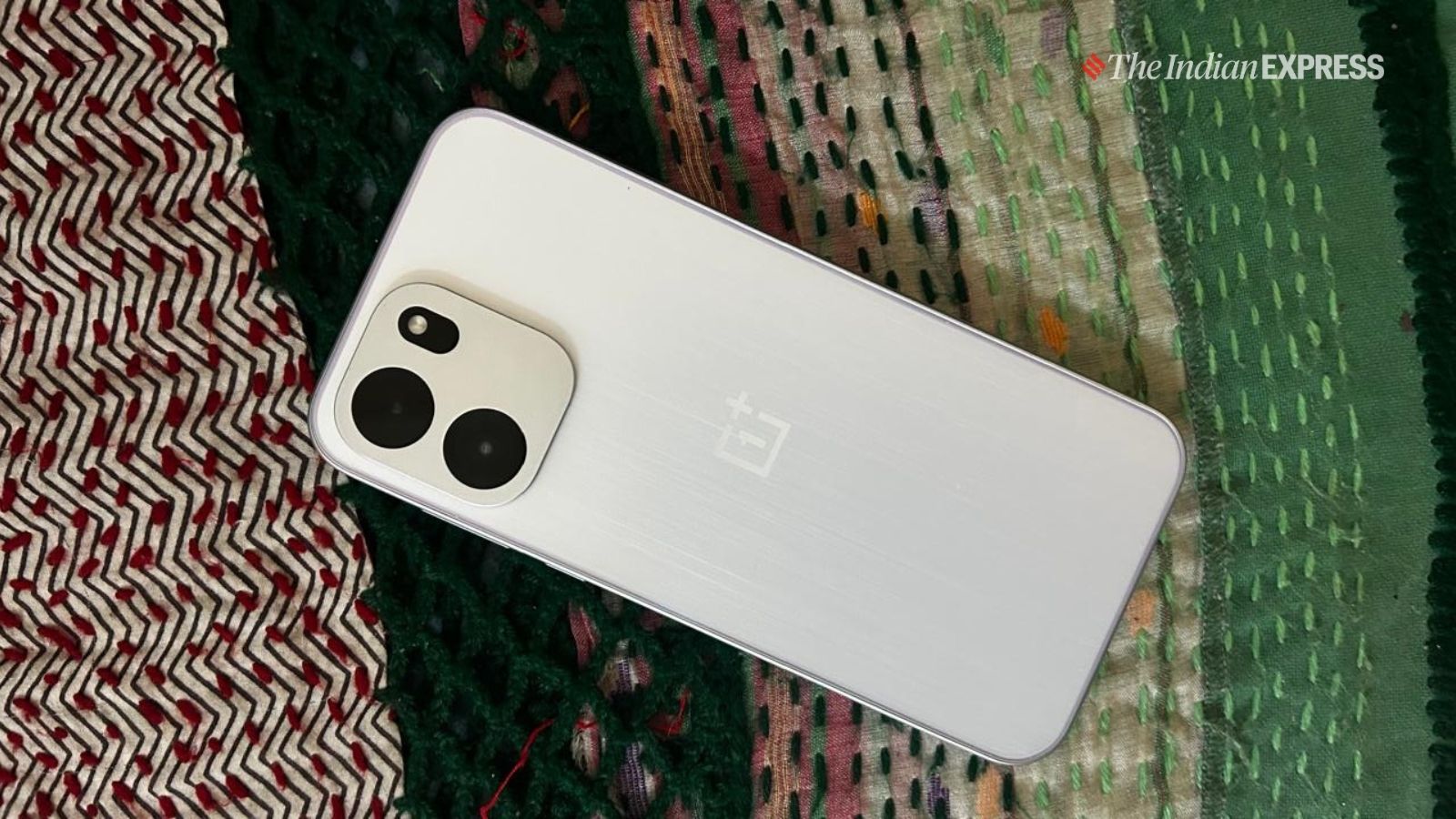 वनप्लस नोर्ड CE 6 में 80W SuperVOOC फास्ट चार्जिंग सपोर्ट के साथ 8,000mAh की बैटरी है। (छवि: द इंडियन एक्सप्रेस/अजय हांजे)