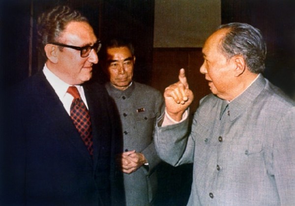 In the foreground, US Secretary of State Henry Kissinger and Chinese President Mao Zedong in the early '70s. 