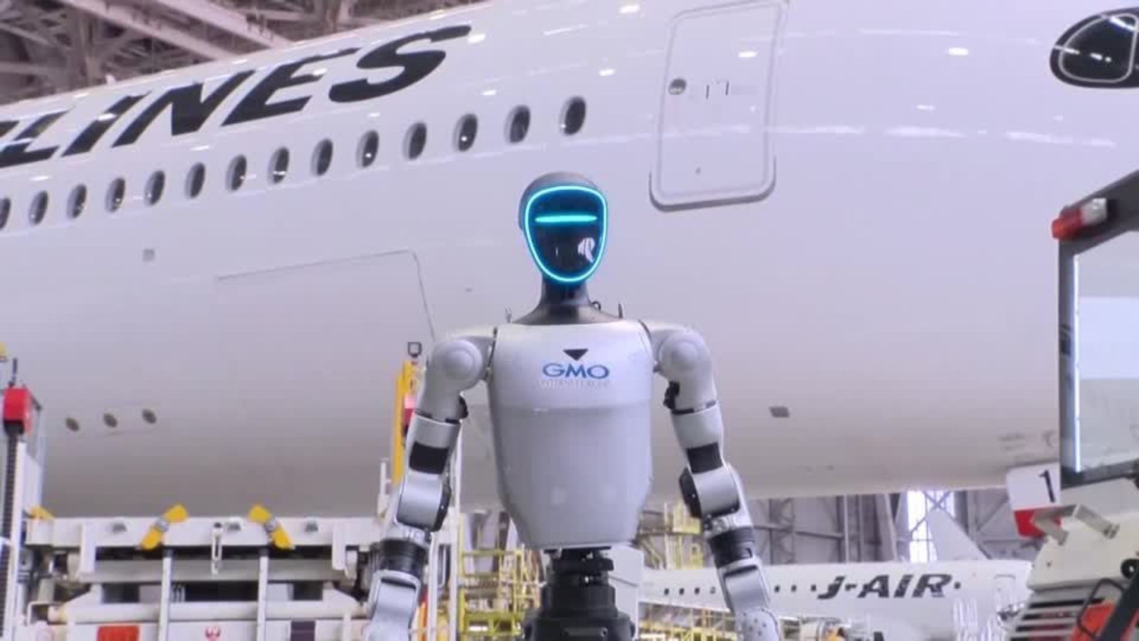 Tokyo airport sees humanoid robot trials as tourism rises
