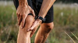 Knee osteoarthritis is caused by the degeneration of the cartilage between bone joints, resulting in pain, inflammation, and joint stiffness. (Image: Magnific)