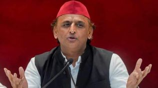 Samajwadi Party chief Akhilesh Yadav and Uttar Pradesh Deputy Chief Minister Brajesh Pathak exchanged sharp remarks after a BJP video interview, with Yadav calling Pathak a “failed health minister” and Pathak accusing him of insulting journalists.