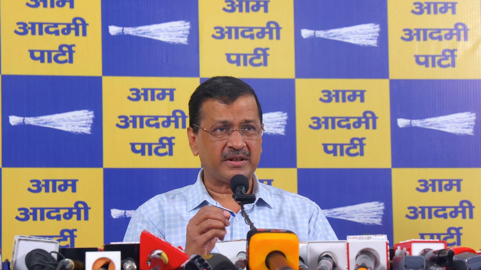 AAP discusses Sisodia-Khuddian spat as Kejriwal begins Punjab visit