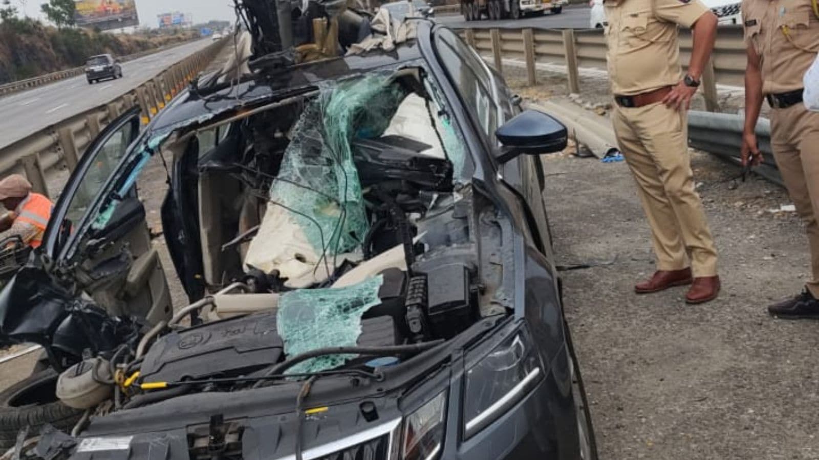 Two Pune residents killed as car rams divider on Mumbai-Pune Expressway