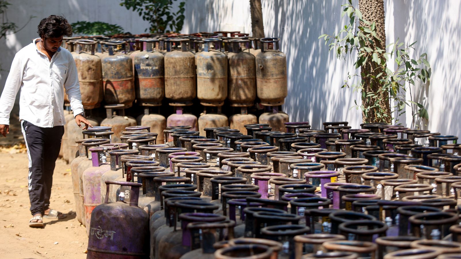 ‘A new shock every day,’: Commercial LPG price hike spells double whammy for eateries reeling under cylinder shortage