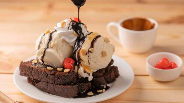 Death By Chocolate — Corner House, Bengaluru 🍫 Started in 1982, Corner House created one of India’s most iconic chocolate desserts: Death By Chocolate. Layers of: • Chocolate sauce • Ice cream • Brownie/cake • Nuts • Whipped cream Basically every Bengaluru kid’s core memory