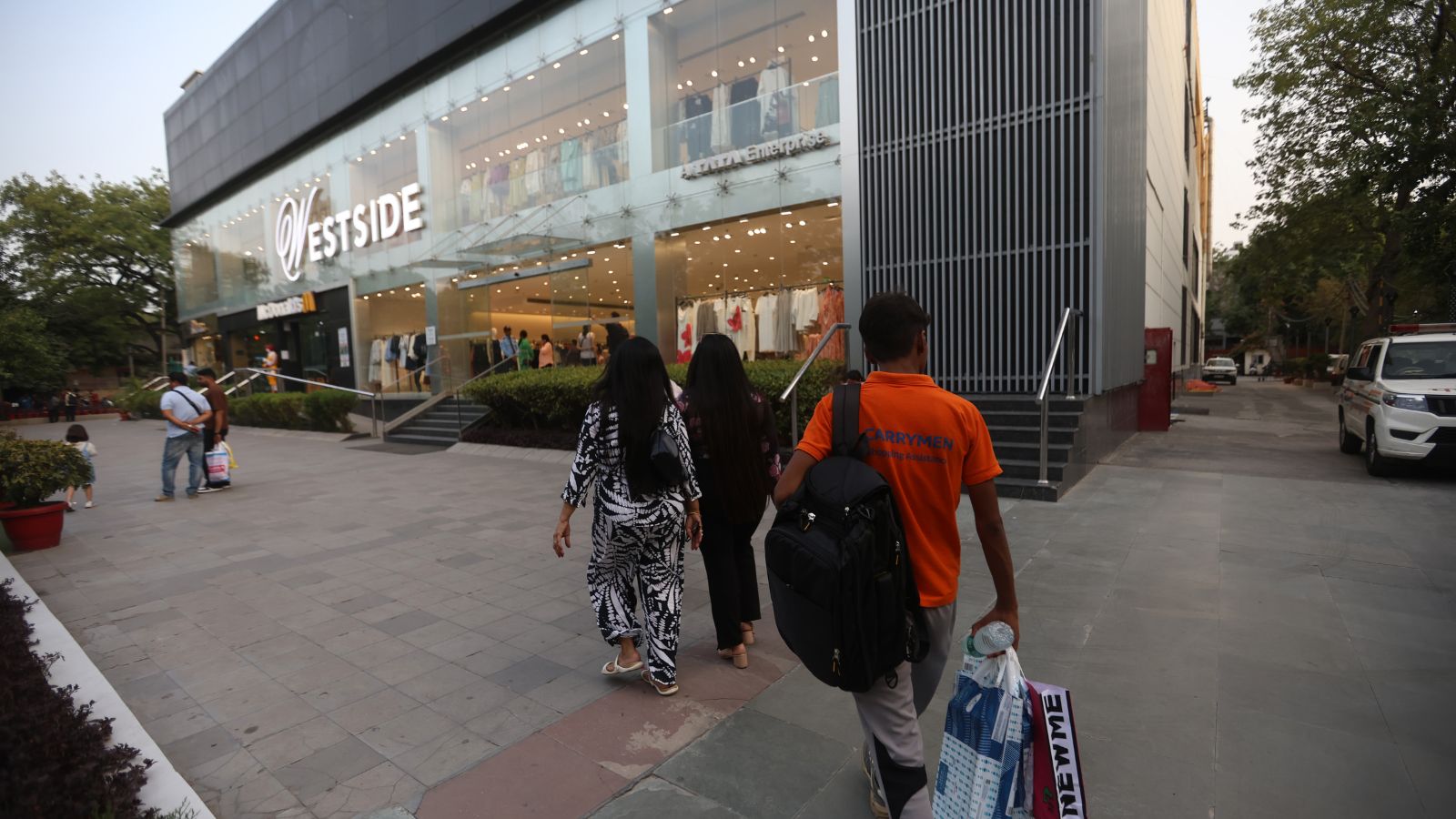 indianexpress.com - Vidheesha Kuntamalla - Bag carriers of Delhi: Startup offers a hands-free shopping experience