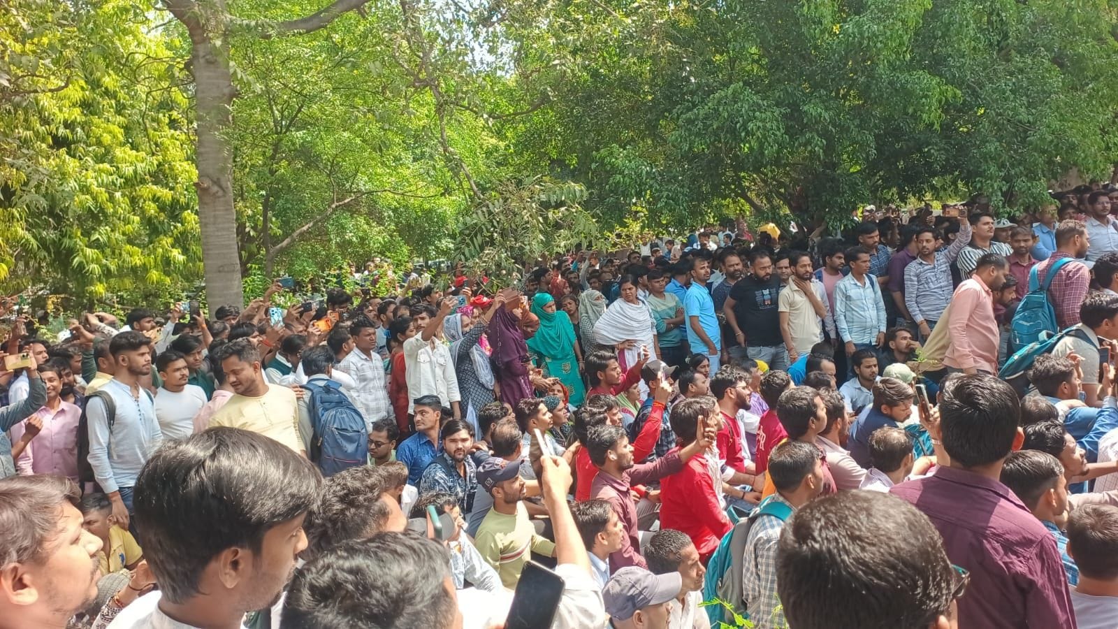 न्यायालय ने पुलिस की नियमित रूप से नहीं रोकने पर उचित आलोचना की।