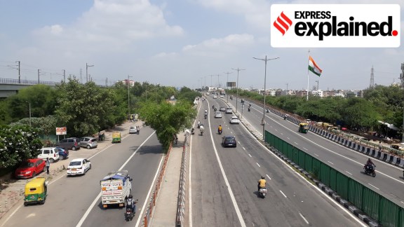 Noida Link Road beside Akshardham, in New Delhi (source: Wikimedia Commons)