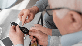 Senior-friendly technology gadgets designed to support everyday convenience, safety and health monitoring for elderly users. (Image: Magnific)
