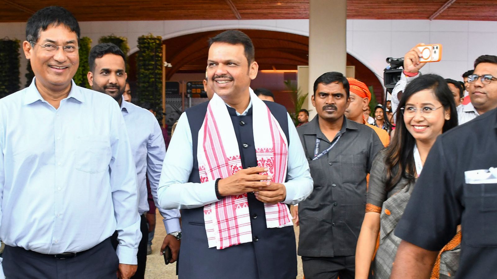As Maharashtra CM Fadnavis backs PM, debunks Rahul, Congress says country under Modi in ruins