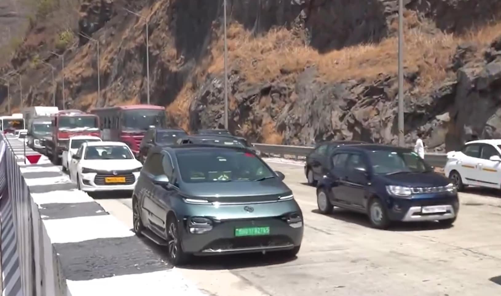 Vehicles move slowly on the Mumbai-Pune Expressway (PTI)
