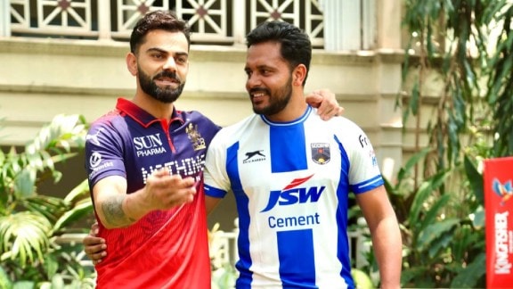 Virat Kohli with Indian hockey team captain Harmanpreet Singh. (X)