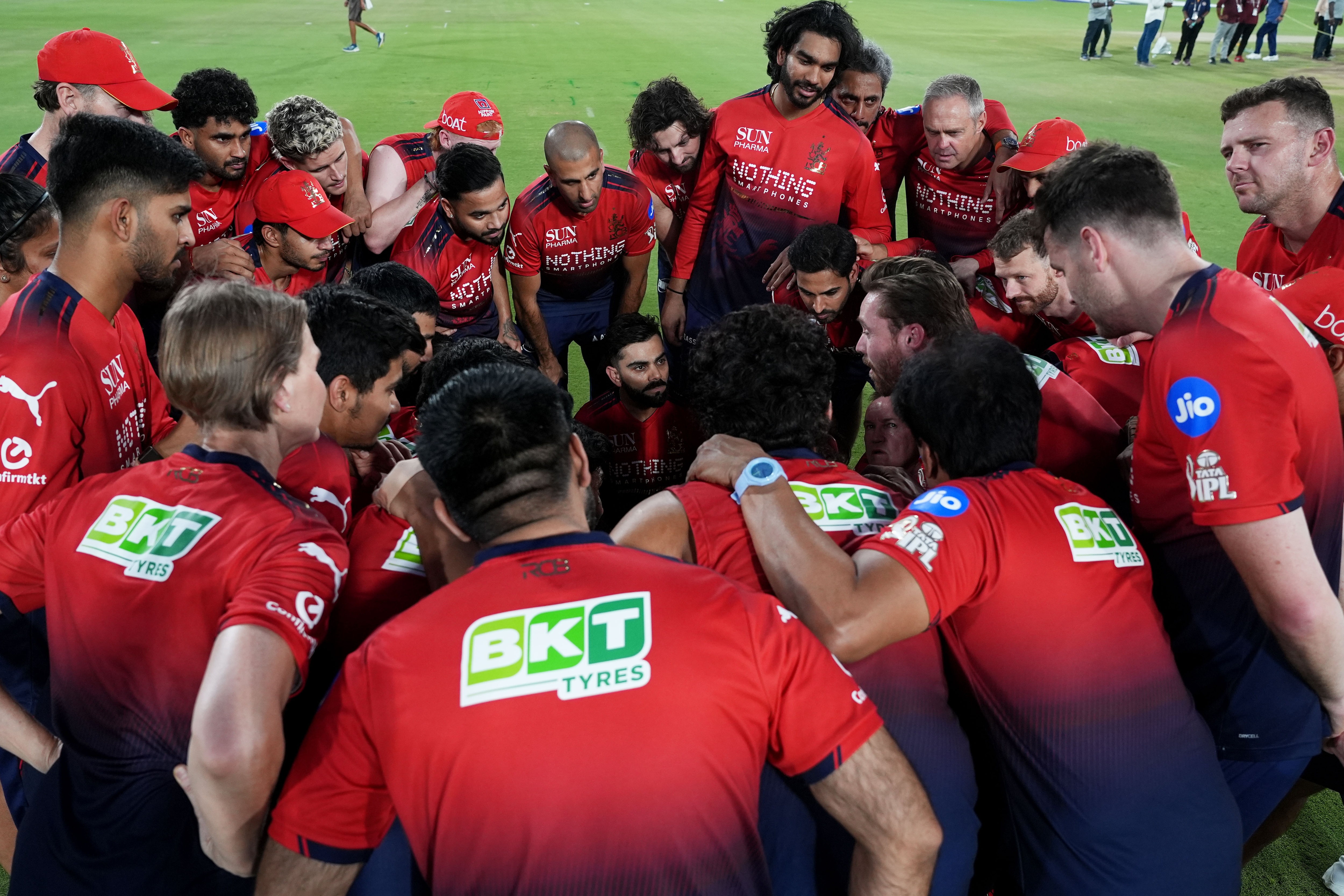 Royal Challengers Bengaluru players in a huddle during Match 67 of the \Indian Premier League 2026 between Sunrisers Hyderabad and Royal Challengers Bengaluru. (BCCI/Creimas Photo)