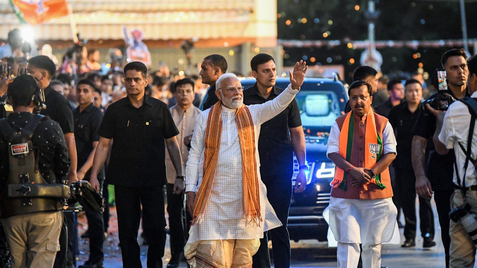 Arriving to thunderous cheers and applause, PM Modi came dressed in a traditional Bengali attire of white kurta, Gorod dhuti, a traditional Bengali lower garment made from high-quality, un-dyed, and natural mulberry silk, and an uttariyo (a traditional stole or scarf).