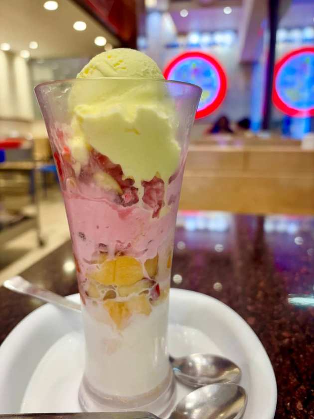 Gadbad Ice Cream — Pabba’s, Mangaluru 🍒 Started in 1975, Pabba's Ice Cream Parlour created the famous Gadbad Ice Cream. It’s basically chaos in a glass: Ice cream + jelly + fruits + nuts + syrups + cake..