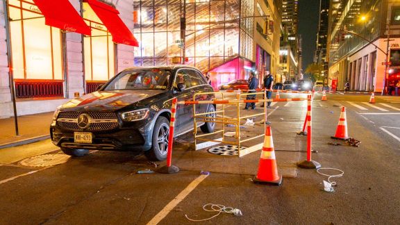 Manhattan woman dies in manhole